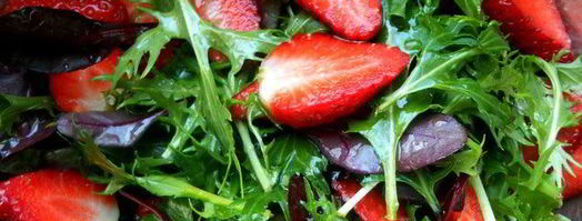 салат с копченой грудкой, клубникой, чизкейком и клубнично-мятным дрессингом. Шаг 4