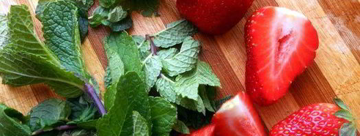 салат с копченой грудкой, клубникой, чизкейком и клубнично-мятным дрессингом. Шаг 5