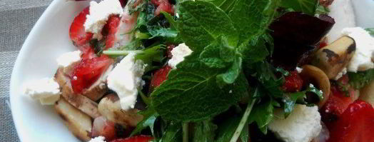 салат с копченой грудкой, клубникой, чизкейком и клубнично-мятным дрессингом. Шаг 7