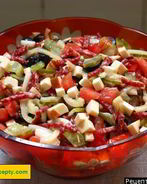 Салат с копченой колбасой огурцом и сыром