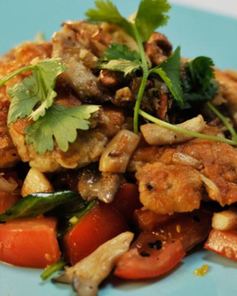 Салат с крокетами из мозгов и грибами