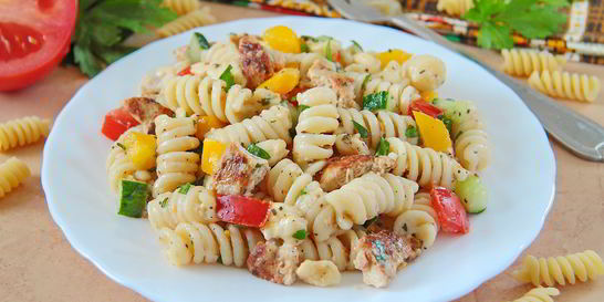 Салат с курицей и макаронами