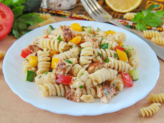 Рецепт салата с курицей и макаронами