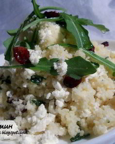 Салат с кускусом, фетой и вяленой клюквой