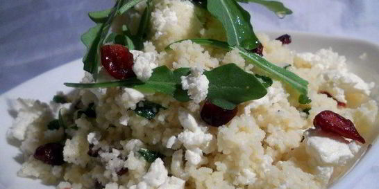 Салат с кускусом, фетой и вяленой клюквой
