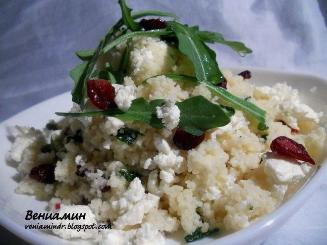 Рецепт салата с кускусом, фетой и вяленой клюквой