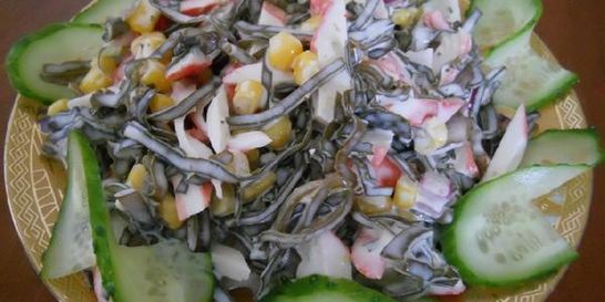 Салат с морской капустой и кукурузой