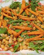 Салат с нутом и запеченной в меду морковью