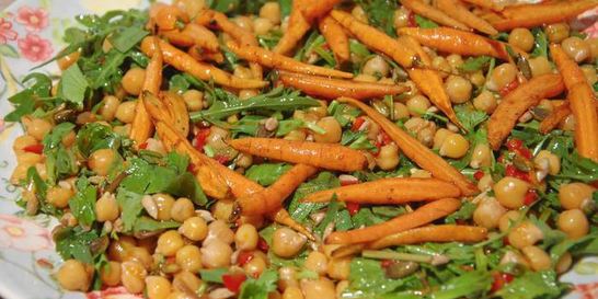 Салат с нутом и запеченной в меду морковью