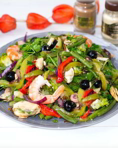 Салат с овощами и морским коктейлем