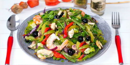 Салат с овощами и морским коктейлем