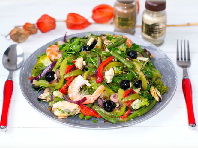 Рецепт салата с овощами и морским коктейлем