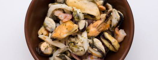 салат с овощами и морским коктейлем. Шаг 6