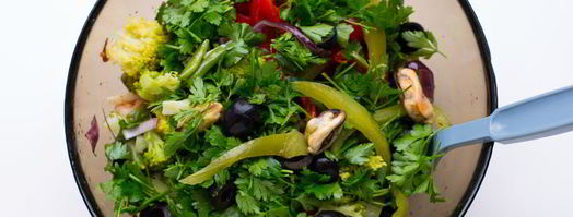 салат с овощами и морским коктейлем. Шаг 8