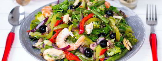 салат с овощами и морским коктейлем. Шаг 9