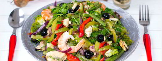 салат с овощами и морским коктейлем. Шаг 10