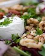 Салат с печеной фетой и грецкими орехами