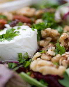 Салат с печеной фетой и грецкими орехами