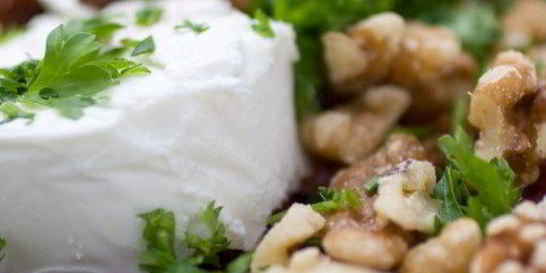 Салат с печеной фетой и грецкими орехами