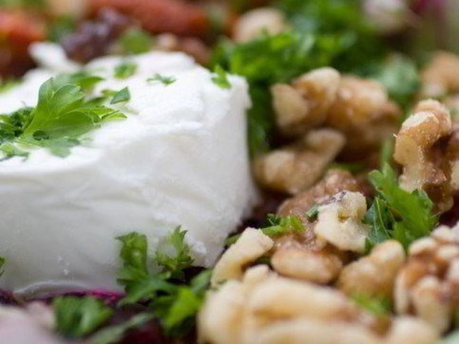 Рецепт салата с печеной фетой и грецкими орехами