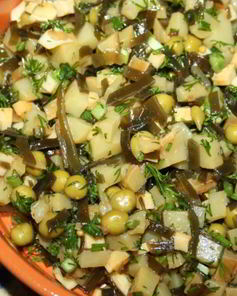 Салат с печеным картофелем и копченым кальмаром