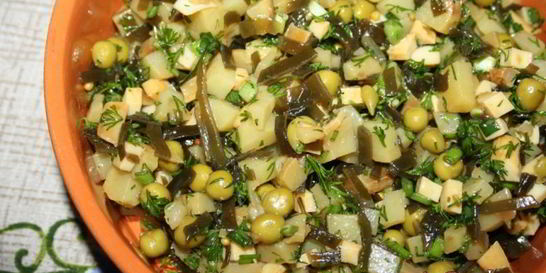 Салат с печеным картофелем и копченым кальмаром