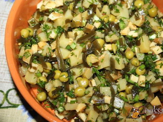 Рецепт салата с печеным картофелем и копченым кальмаром