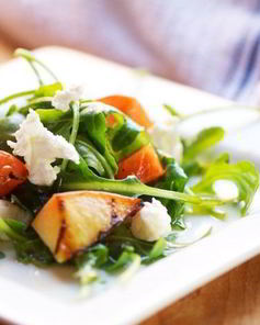 Салат с персиками