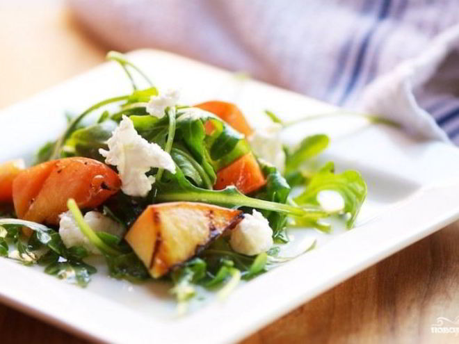 Рецепт салата с персиками