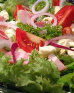 Салат с помидорами, беконом и брынзой