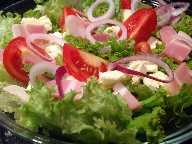 Рецепт салата с помидорами, беконом и брынзой