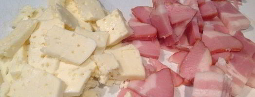 салат с помидорами, беконом и брынзой. Шаг 2