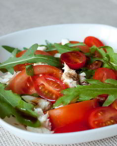 Салат с помидорами, моцареллой и рукколой