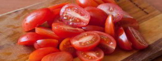 салат с помидорами, моцареллой и рукколой. Шаг 2