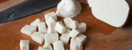 салат с помидорами, моцареллой и рукколой. Шаг 5