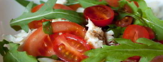 салат с помидорами, моцареллой и рукколой. Шаг 7