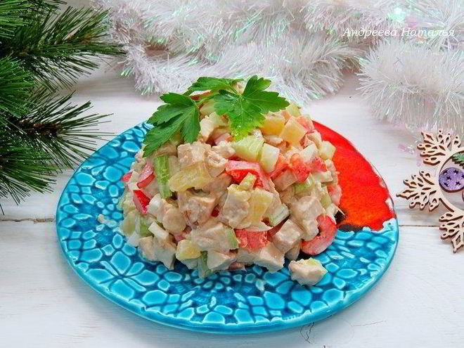 Рецепт салата с сельдереем, ананасом и куриной грудкой