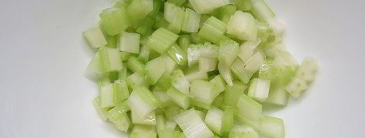 салат с сельдереем, ананасом и куриной грудкой. Шаг 2