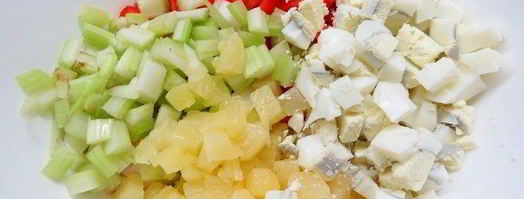 салат с сельдереем, ананасом и куриной грудкой. Шаг 3