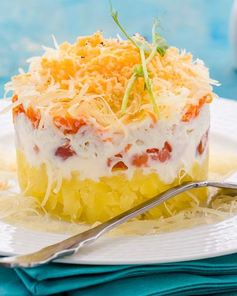 Салат с сыром и копченой горбушей