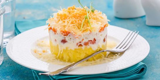 Салат с сыром и копченой горбушей