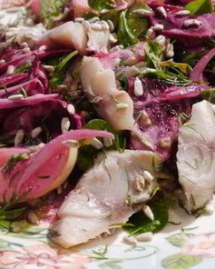 Салат с яблоками, свеклой и копченой скумбрией