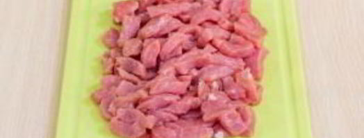 салат со свининой и фунчозой. Шаг 2