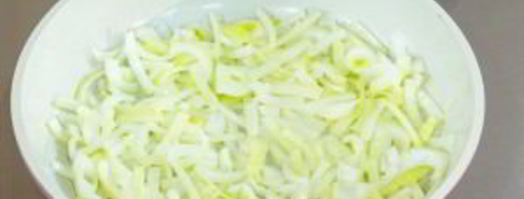 салат со свининой и фунчозой. Шаг 3