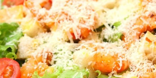 Салат Цезарь с креветками