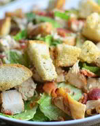 Салат Цезарь с курицей