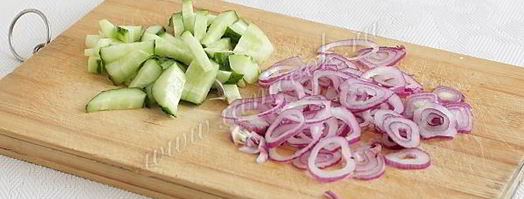 селедочный салат с яйцом и огурцом. Шаг 4