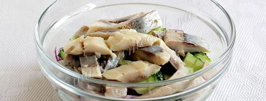 селедочный салат с яйцом и огурцом. Шаг 7