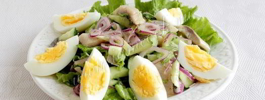 селедочный салат с яйцом и огурцом. Шаг 8