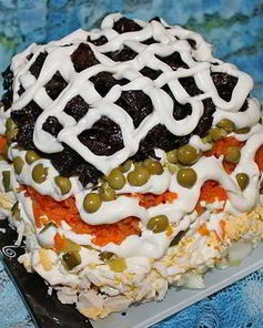 Слоеный салат Прага с курицей и черносливом